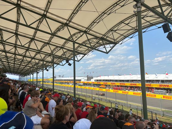 Fans auf der Super-Gold-Tribüne des Hungaroring mit Blick auf die Boxengasse