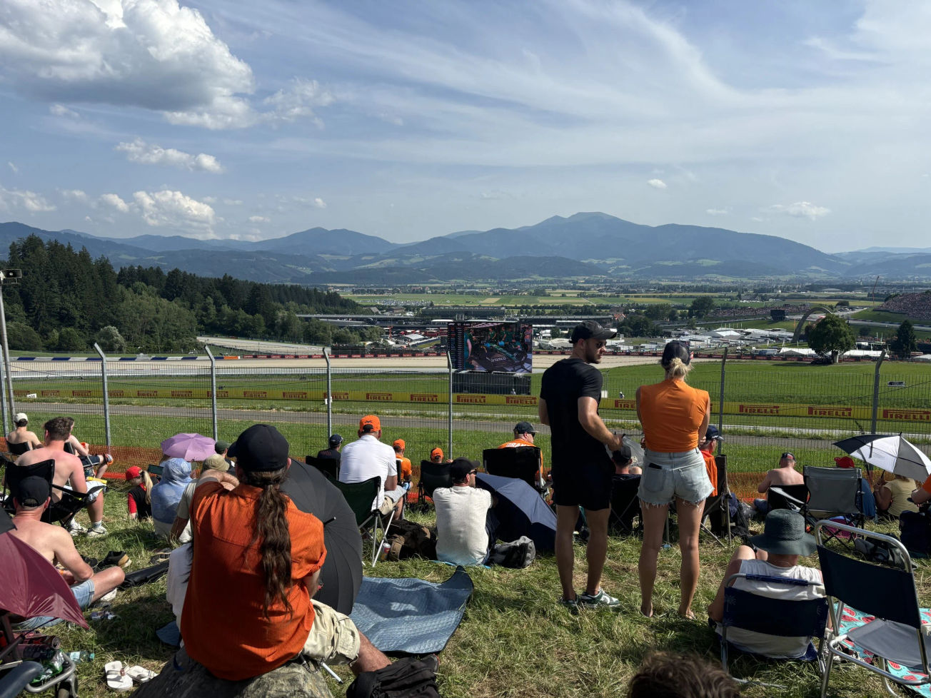F1-fans genieten van het uitzicht vanaf het Algemeen Toegangsgebied van de Red Bull Ring