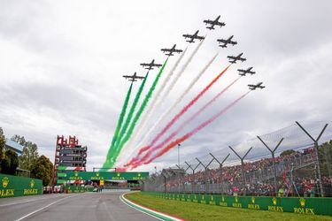 Des avions avec des traînées de fumée verte, blanche et rouge survolent le circuit Autodromo Enzo e Dino Ferrari lors du GP d'Imola