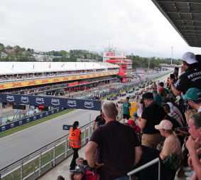 Fans auf der Haupttribüne des Circuit de Barcelona-Catalunya beim Blick auf die Startaufstellung