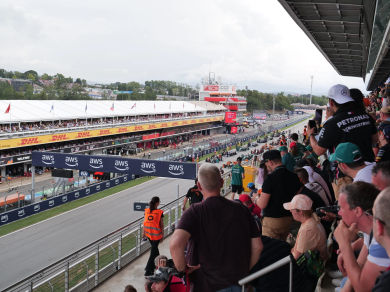 Aficionados en la Tribuna Principal del Circuit de Barcelona-Catalunya observando la formación de salida