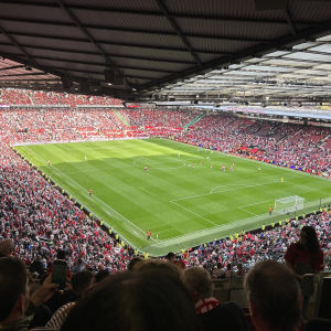 Hoekzicht van Old Trafford tijdens een Manchester United-wedstrijd