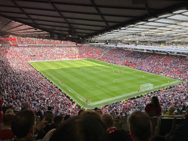 Hoekzicht van Old Trafford tijdens een Manchester United-wedstrijd