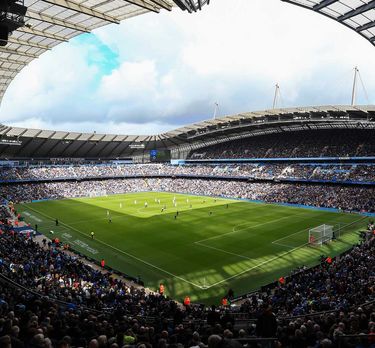 Eckansicht des Etihad Stadium während eines Manchester City Spiels