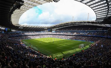 Eckansicht des Etihad Stadium während eines Manchester City Spiels