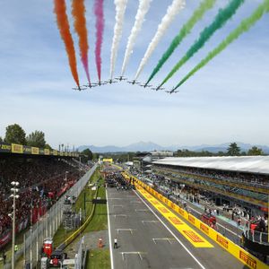 Des avions survolent le GP de Monza en dégageant des fumées rouges, blanches et vertes.