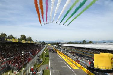 Aviones sobrevuelan el GP de Monza soltando humo rojo, blanco y verde