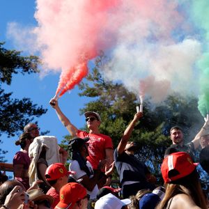 Fumée verte, blanche et rouge sur une tribune de Monza