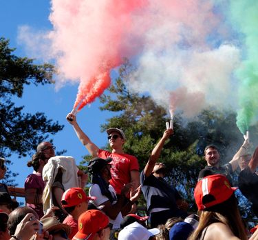Fumée verte, blanche et rouge sur une tribune de Monza