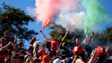 Humo verde, blanco y rojo en una tribuna de Monza