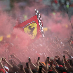Une foule couverte de fumée rouge brandit le drapeau Ferrari lors du GP de Monza.