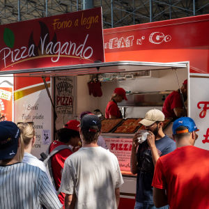 Pizza van de foodtrucks bij de Italiaanse GP