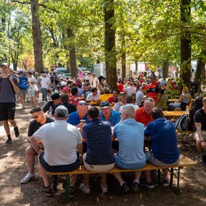 Fans genieten van een drankje naast het circuit van Monza