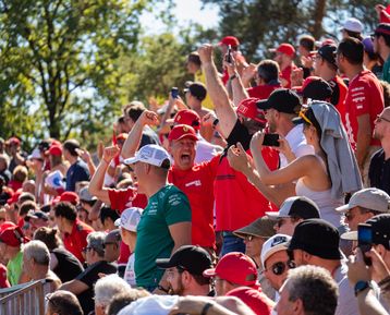 Fans de Formule 1 applaudissant dans les tribunes du Grand Prix de Monza