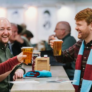 Fans de West Ham United profitant de boissons dans un salon d’hospitalité au London Stadium