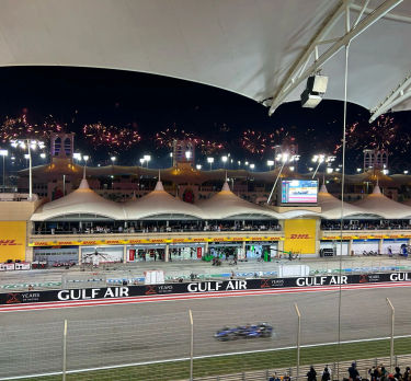 Blick von der Haupttribüne des Bahrain International Circuit bei Nacht - Bahrain GP