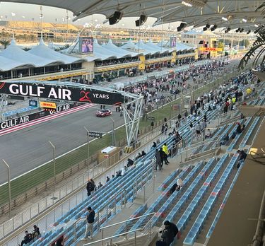 Blick von Ihrem Sitzplatz auf der Haupttribüne des Bahrain International Circuit - GP Bahrain