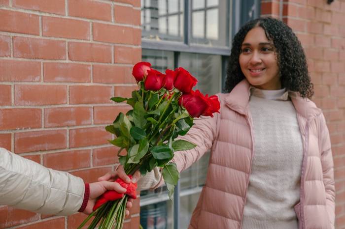 Flowers are good to gift on Valentine