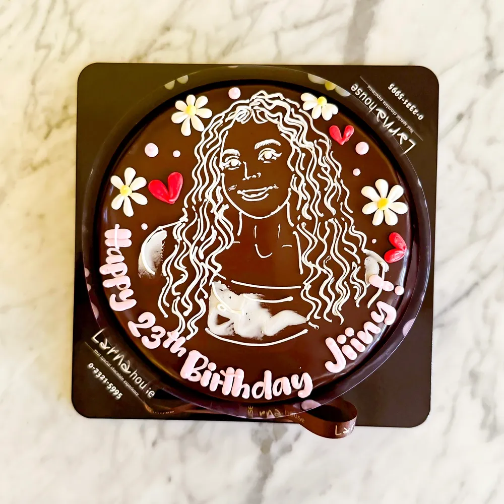 Outline Larna Cake Pound