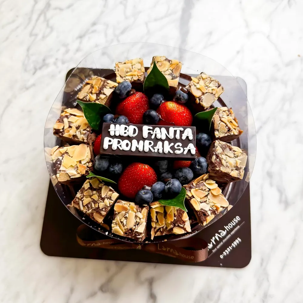 Brownie around the Fruits Larna Cake Pound