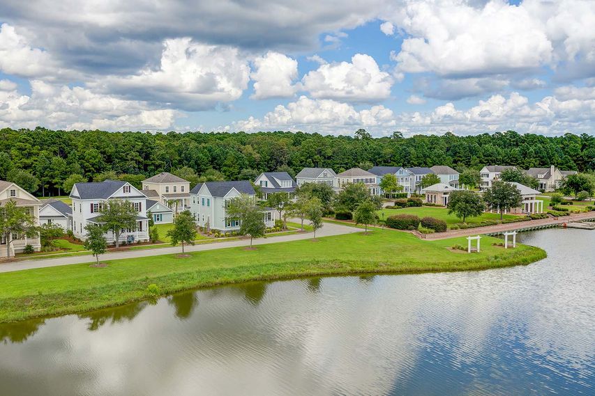 Aerial view of homes in Oldfield by the lake.