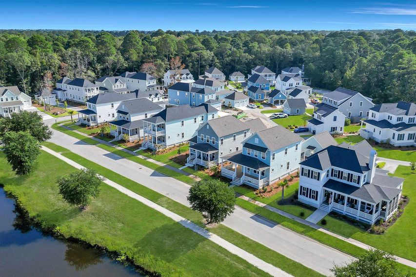 Aerial view of homes in Oldfield by the lake.