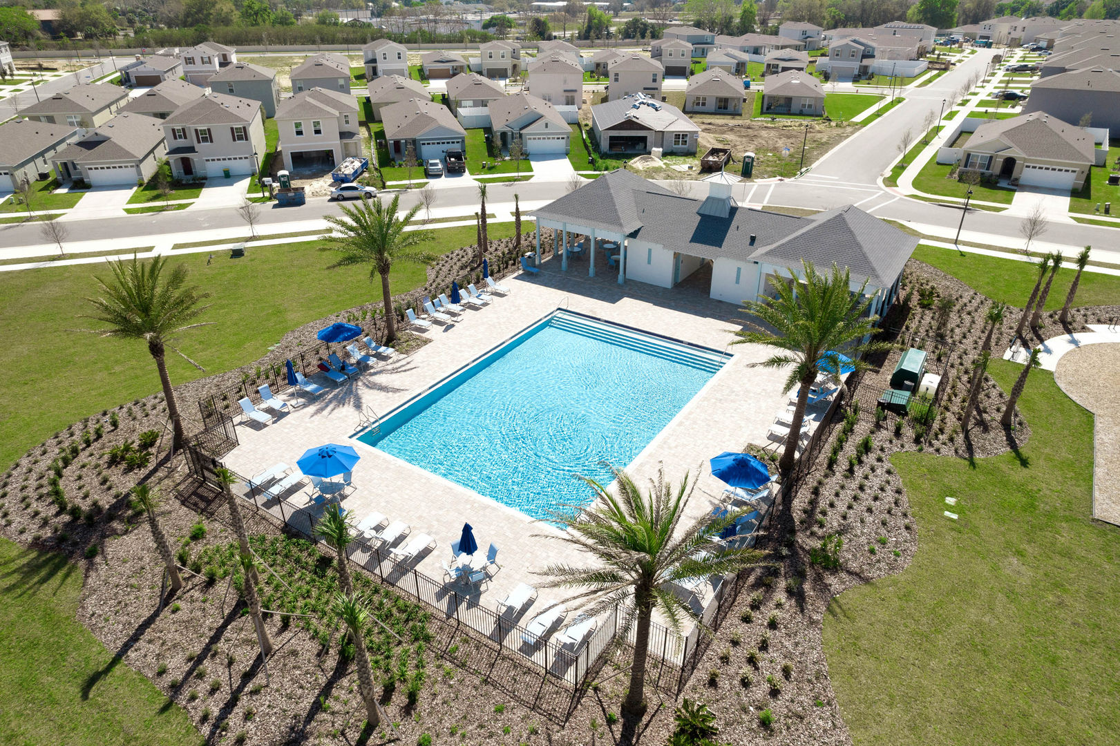 Pool and Clubhouse at Avalon Park Tavares
