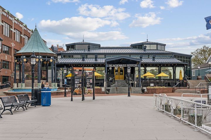 Enjoy Old Town Alexandria Waterfront restaurants