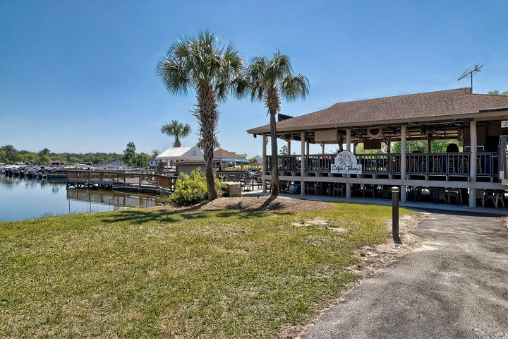 Lakefront Dining at Rusty Anchor