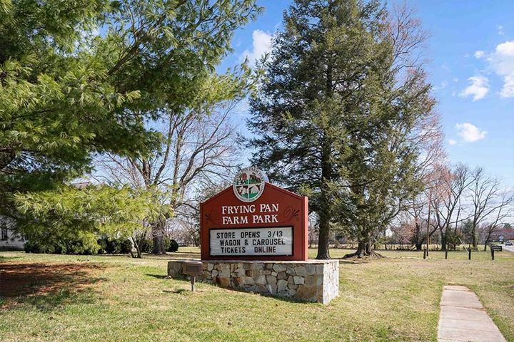 entrance sign to frying pan farm park