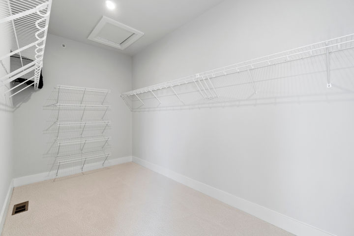 walk in closet with wire shelving