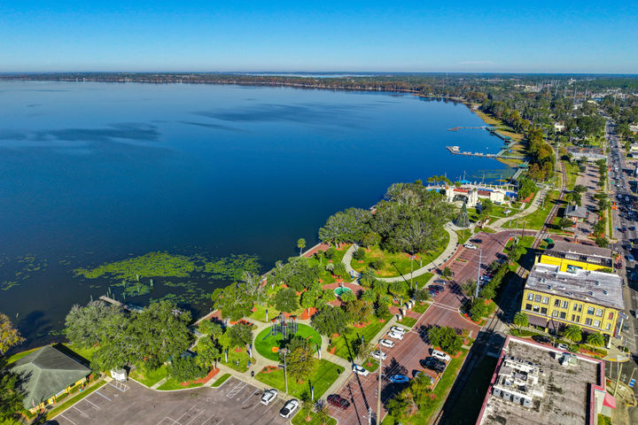 Hidden Cove close to Lake Eustis