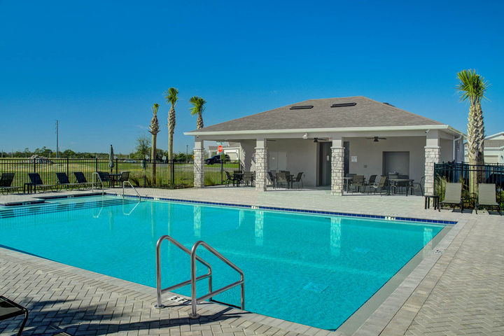 Pool and Cabana at Silver Lake Pointe