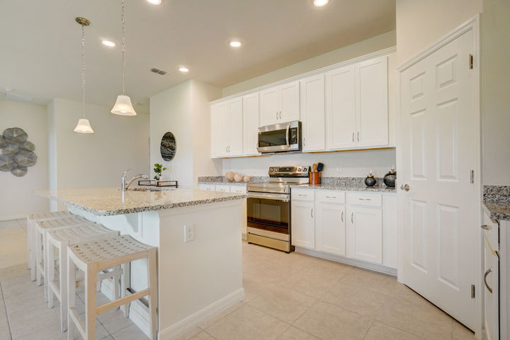 Kitchens with Large Islands at Sorrento Pines