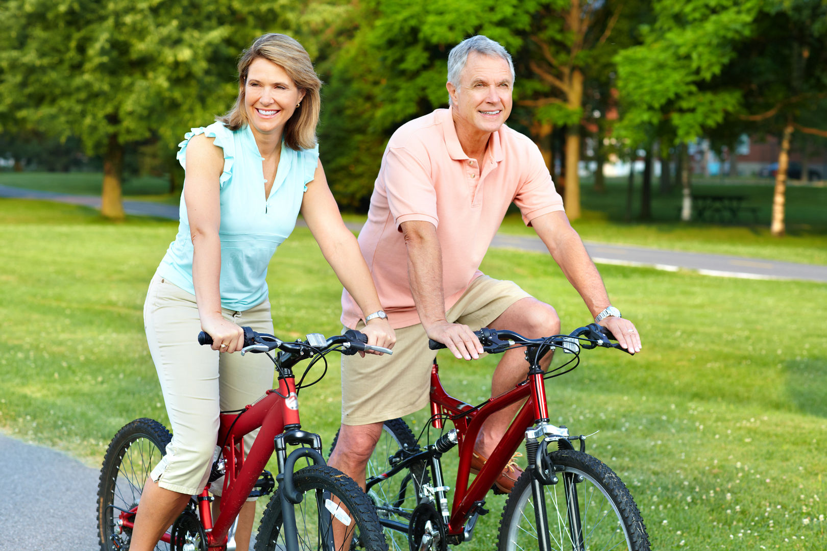couple on bicycles