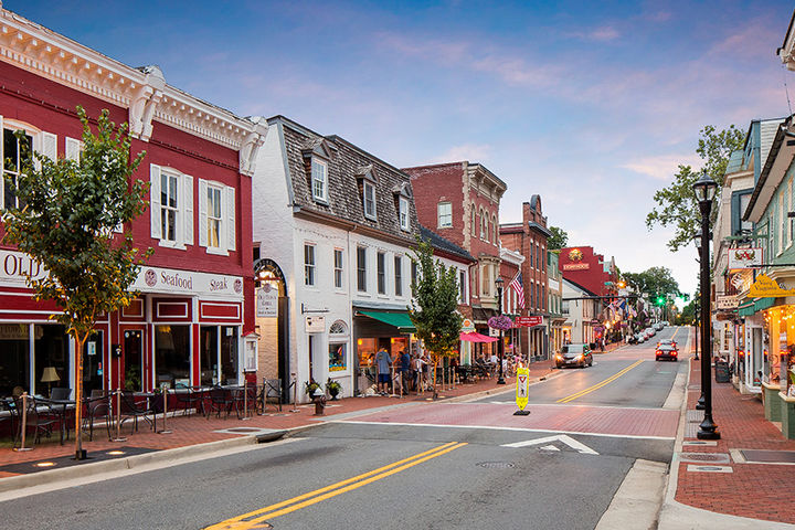 shops in downtown Leesburg