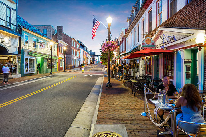 Outdoor dining and boutique shops in Leesburg