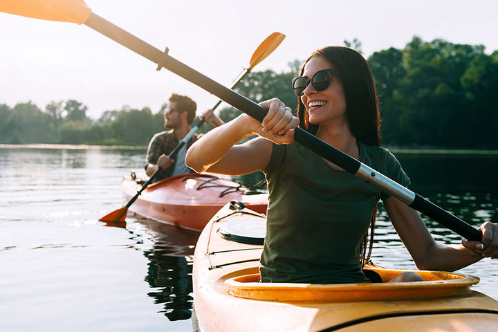 couple kayaking