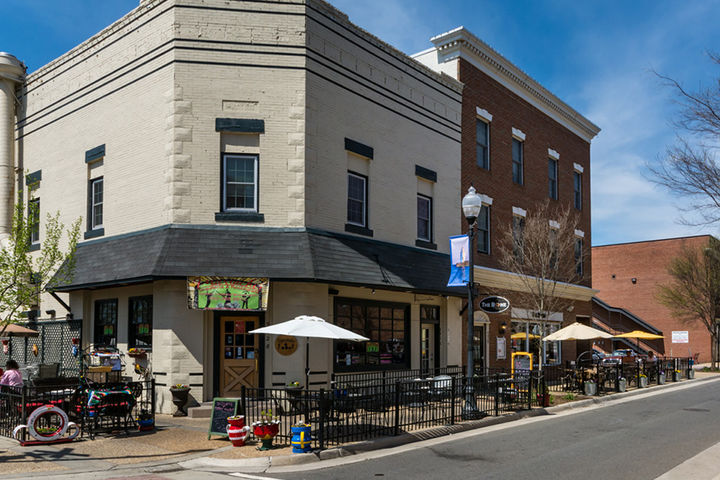 Minutes from the Hub of Old Town Manassas and local shops along Center Street