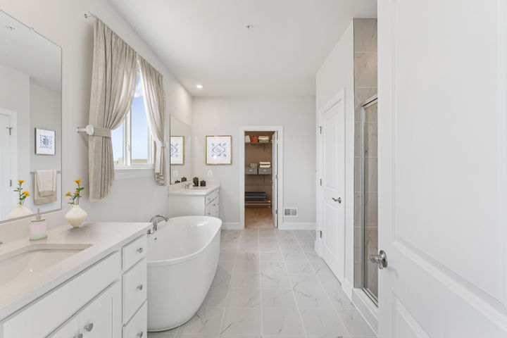 Primary Ensuite Bathroom with Walk in Closet
