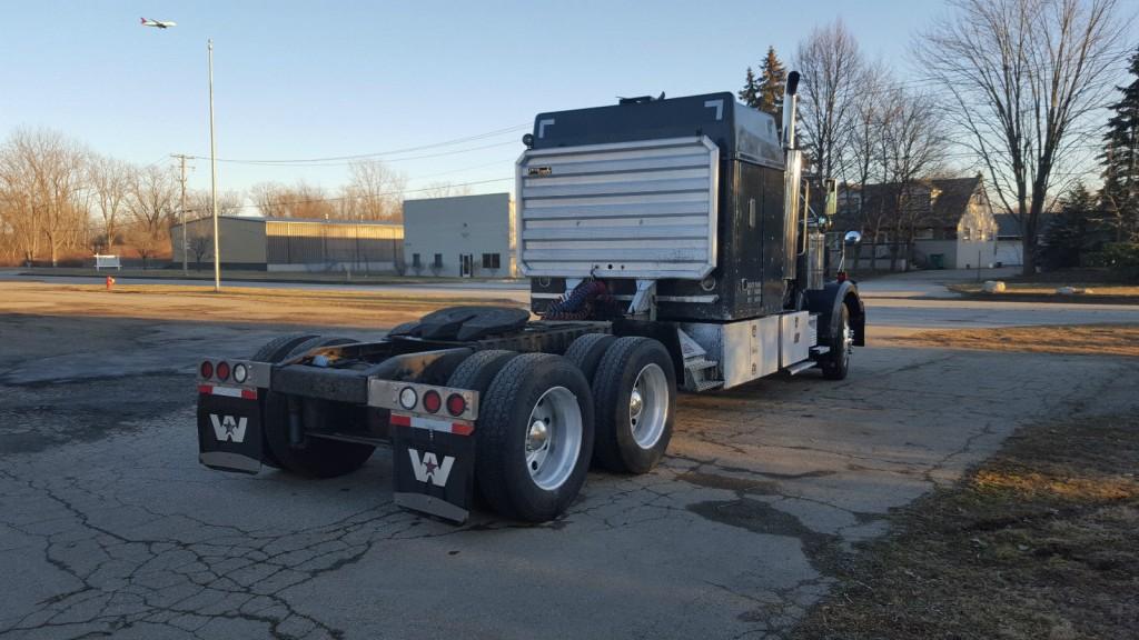 1996 Western Star 4964F Tandem axle Sleeper semi truck