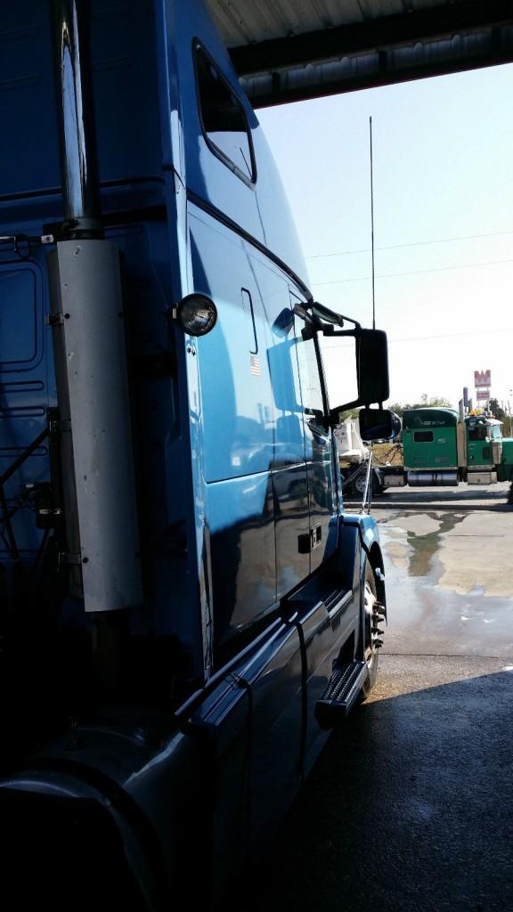 2005 Volvo VNL670 Semi Sleeper