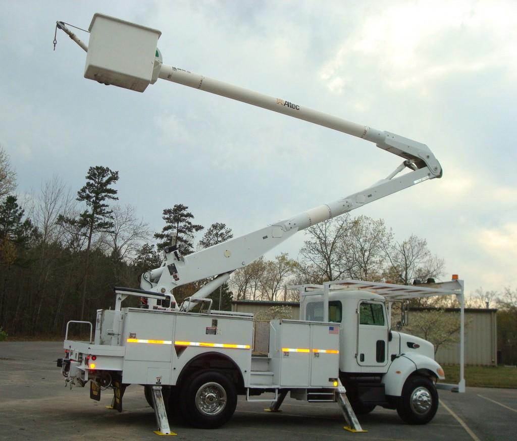 2007 Peterbilt 335 Bucket Truck