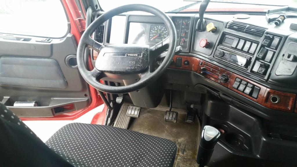 2001 Volvo VNL Sleeper Truck