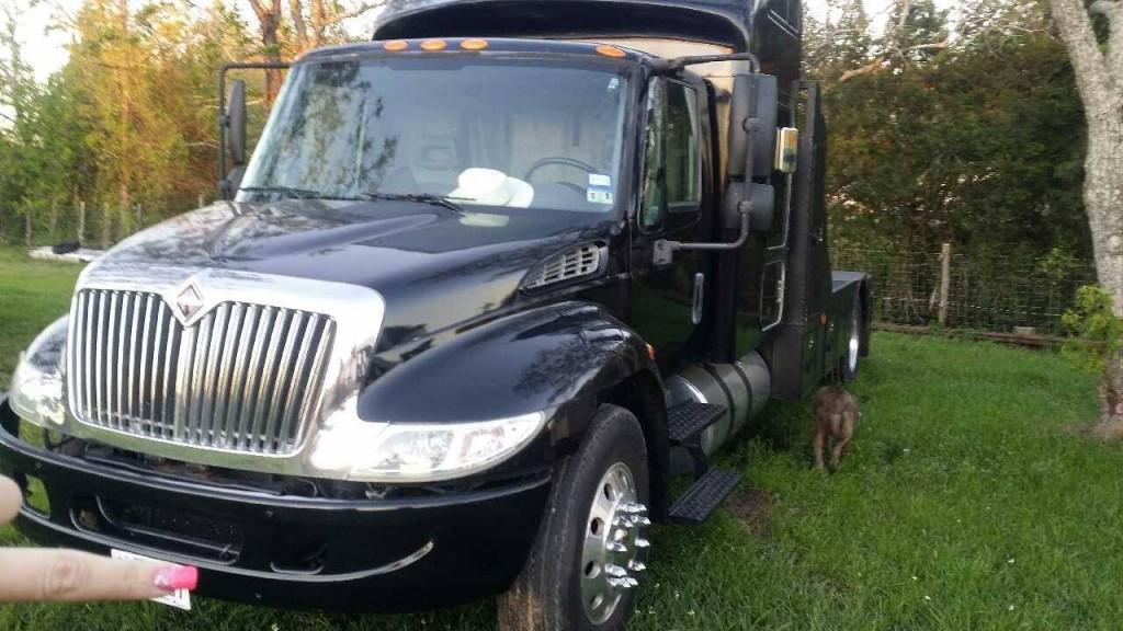 2003 International with Dt466 Custom Houlin bed
