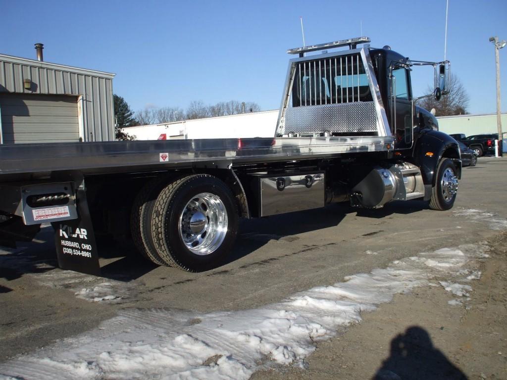 2016 Peterbilt 337 Truck