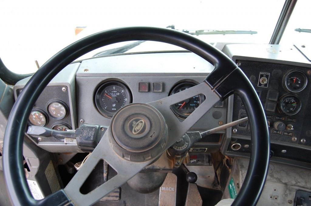 2000 Mack RD688S truck