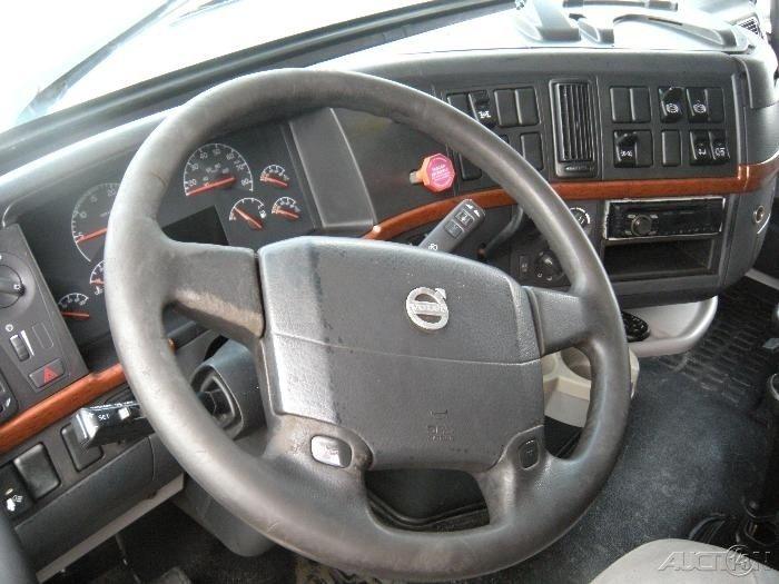 2005 Volvo VNL630 truck