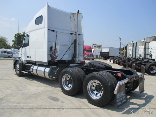 2010 Volvo VNL670 truck