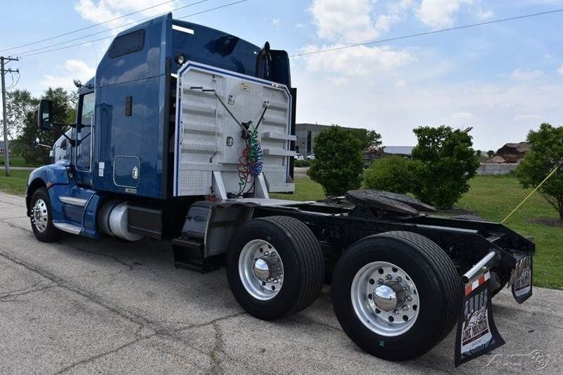 Sleeper Cab 2009 Kenworth T660 Semi truck